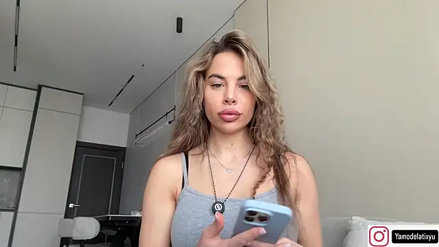 Snapshot of diffgirls2 chatting on November 6, 10:38 am diffgirls2 online show from November 6, 10:38 am