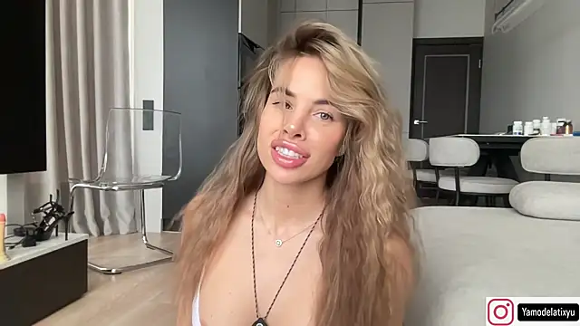 Snapshot of diffgirls2 chatting on November 14, 8:35 am diffgirls2 online show from November 14, 8:35 am