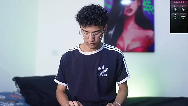 Snapshot of harrytwink18 chatting on January 6, 1:30 pm harrytwink18 online show from January 6, 1:30 pm