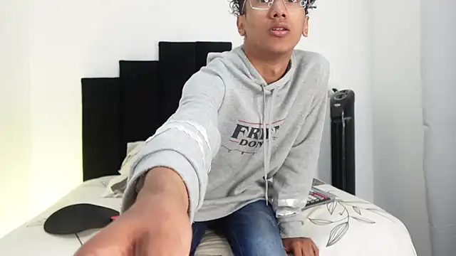 Snapshot of harrytwink18 chatting on January 13, 1:49 pm harrytwink18 online show from January 13, 1:49 pm