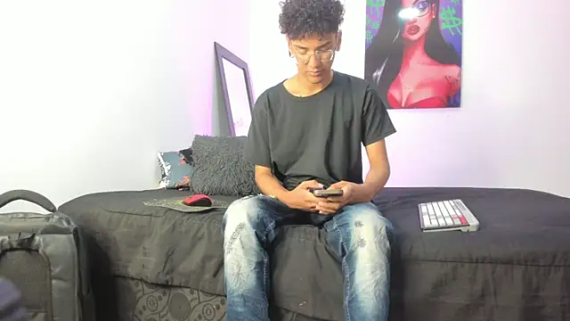 Snapshot of harrytwink18 chatting on February 27, 1:17 pm harrytwink18 online show from February 27, 1:17 pm