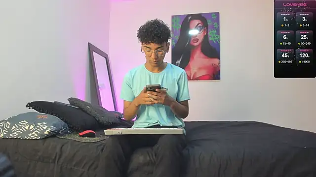 Snapshot of harrytwink18 chatting on February 28, 3:04 pm harrytwink18 online show from February 28, 3:04 pm