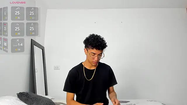 Snapshot of harrytwink18 chatting on December 16, 2:22 pm harrytwink18 online show from December 16, 2:22 pm