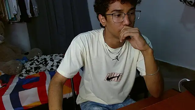 Snapshot of harrytwink18 chatting on February 16, 9:11 pm harrytwink18 online show from February 16, 9:11 pm