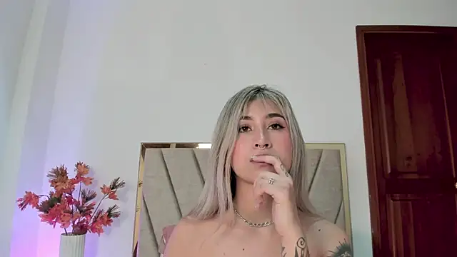 Snapshot of LucyJhonnsonn chatting on December 7, 12:41 am LucyJhonnsonn online show from December 7, 12:41 am