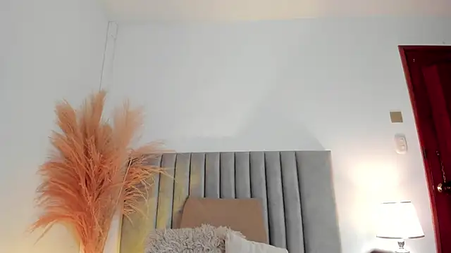 Snapshot of LucyJhonnsonn chatting on December 10, 1:00 am LucyJhonnsonn online show from December 10, 1:00 am