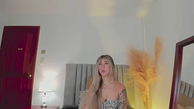 Snapshot of LucyJhonnsonn chatting on January 17, 12:42 am LucyJhonnsonn online show from January 17, 12:42 am