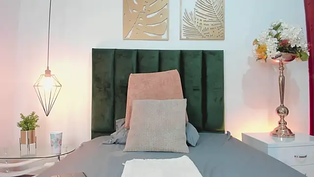 Snapshot of LucyJhonnsonn chatting on February 2, 12:51 am LucyJhonnsonn online show from February 2, 12:51 am