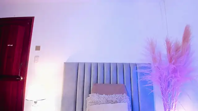 Snapshot of LucyJhonnsonn chatting on February 4, 1:13 am LucyJhonnsonn online show from February 4, 1:13 am