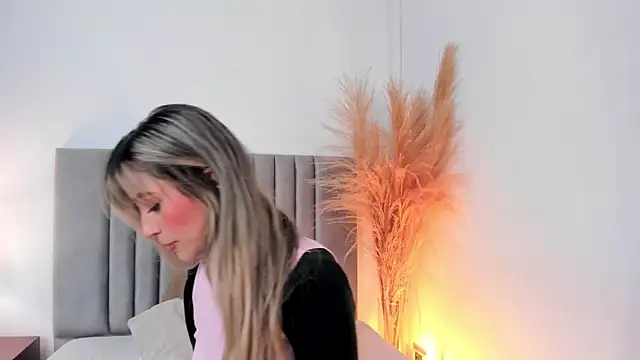 Snapshot of LucyJhonnsonn chatting on February 5, 12:31 am LucyJhonnsonn online show from February 5, 12:31 am