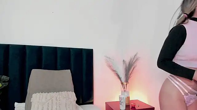 Snapshot of LucyJhonnsonn chatting on March 6, 12:54 am LucyJhonnsonn online show from March 6, 12:54 am