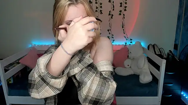 Snapshot of Emily_Gin chatting on October 10, 2:43 am Emily Gin online show from October 10, 2:43 am