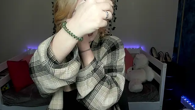 Snapshot of Emily_Gin chatting on November 19, 2:33 am Emily Gin online show from November 19, 2:33 am