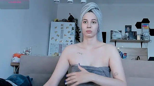 Snapshot of Girl_alone_home chatting on June 18, 3:05 pm Girl alone home online show from June 18, 3:05 pm