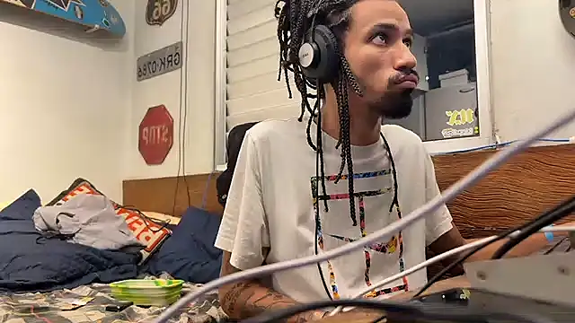 hotcamboy420 online show from December 10, 5:17 am