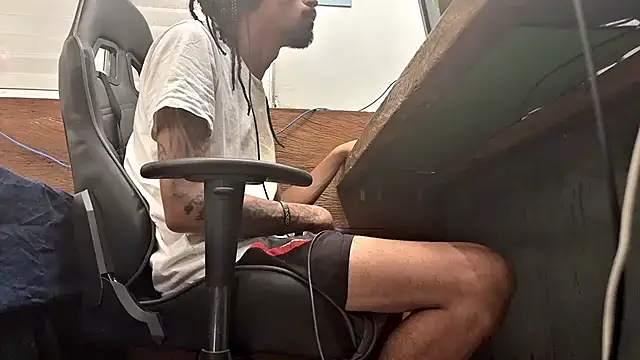 Snapshot of hotcamboy420 chatting on February 2, 5:32 am hotcamboy420 online show from February 2, 5:32 am