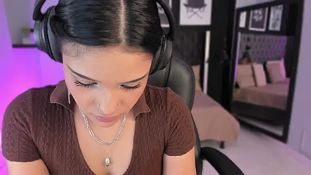 renee shelby  online show from March 14, 8:25 pm