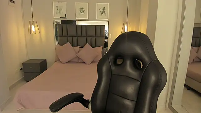 renee shelby  online show from March 30, 8:54 pm