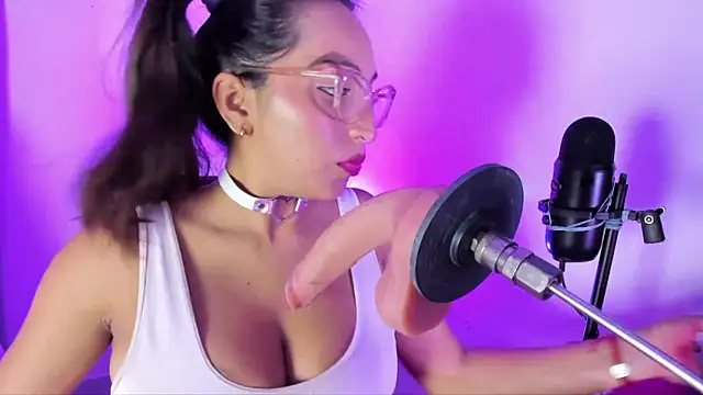 Snapshot of Leticia_brownn1 chatting on September 14, 5:45 pm Leticia brownn1 online show from September 14, 5:45 pm