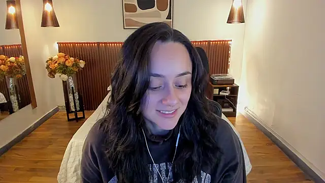 Snapshot of KatherineBond chatting on June 18, 6:56 pm KatherineBond online show from June 18, 6:56 pm