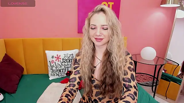 Snapshot of EvaMoran chatting on December 2, 5:04 am EvaMoran online show from December 2, 5:04 am