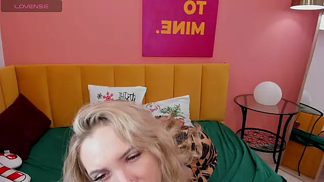 Snapshot of EvaMoran chatting on December 2, 8:09 am EvaMoran online show from December 2, 8:09 am