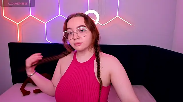 Snapshot of Emma_adorablle chatting on February 8, 1:32 am Emma adorablle online show from February 8, 1:32 am