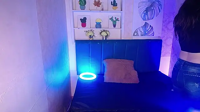 AnnaliOlsenX online show from February 19, 1:50 pm