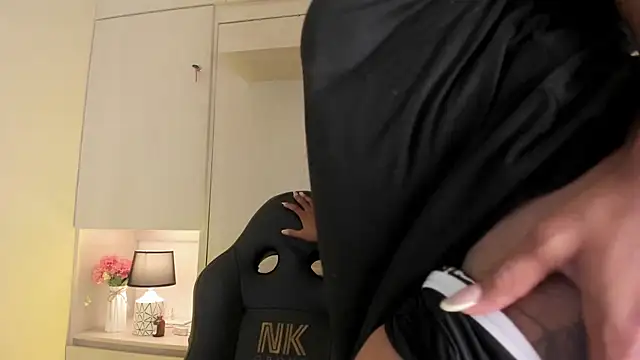 Snapshot of tamaraa_smiith chatting on February 22, 12:26 pm tamaraa smiith online show from February 22, 12:26 pm