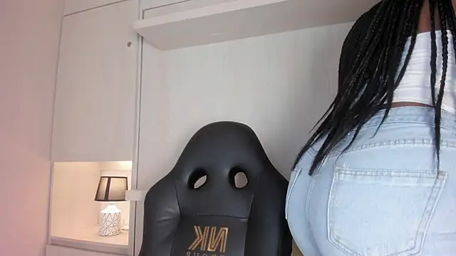 Snapshot of tamaraa_smiith chatting on March 4, 7:53 pm tamaraa smiith online show from March 4, 7:53 pm