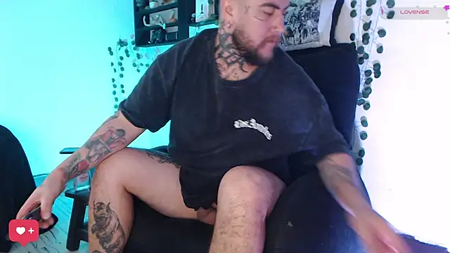 Snapshot of Ash_gusbig chatting on December 4, 4:32 am Ash gusbig online show from December 4, 4:32 am