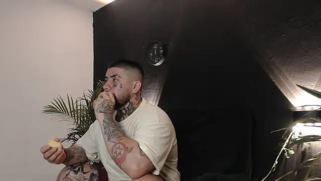 Snapshot of Ash_gusbig chatting on March 14, 3:04 am Ash gusbig online show from March 14, 3:04 am