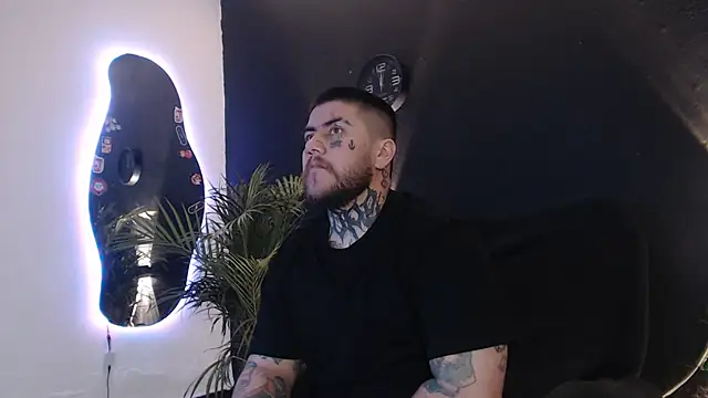 Snapshot of Ash_gusbig chatting on March 18, 2:15 am Ash gusbig online show from March 18, 2:15 am