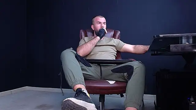 Snapshot of JackEthann chatting on November 11, 6:02 am JackEthann online show from November 11, 6:02 am