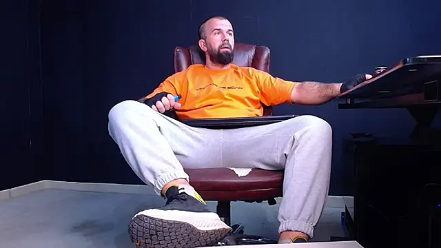 Snapshot of JackEthann chatting on November 13, 6:01 am JackEthann online show from November 13, 6:01 am