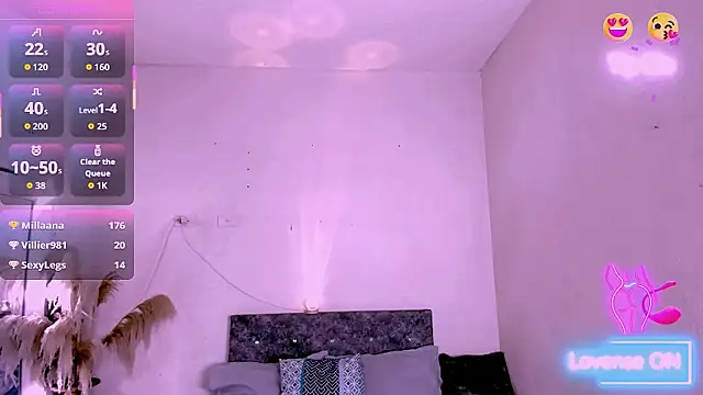 carolinemiller7 online show from March 22, 9:51 pm