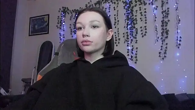 Emmy m00n online show from December 3, 9:44 am