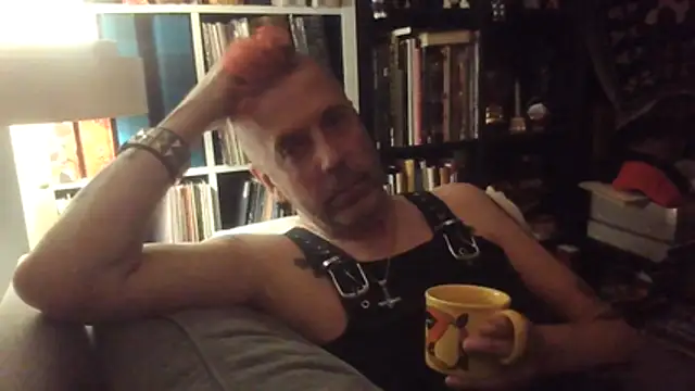 Snapshot of SHARPSkinhead chatting on June 7, 9:40 pm SHARPSkinhead online show from June 7, 9:40 pm