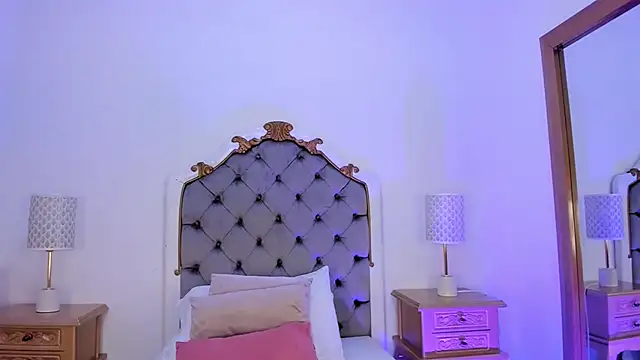 Snapshot of Pushaina__ chatting on December 2, 3:04 am Pushaina online show from December 2, 3:04 am