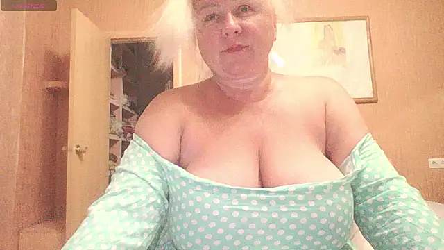 Snapshot of mira_robinsonnn chatting on June 22, 3:20 pm mira robinsonnn online show from June 22, 3:20 pm