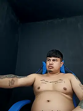 Snapshot of DickMasterfindom chatting on February 1, 3:32 pm DickMasterfindom online show from February 1, 3:32 pm