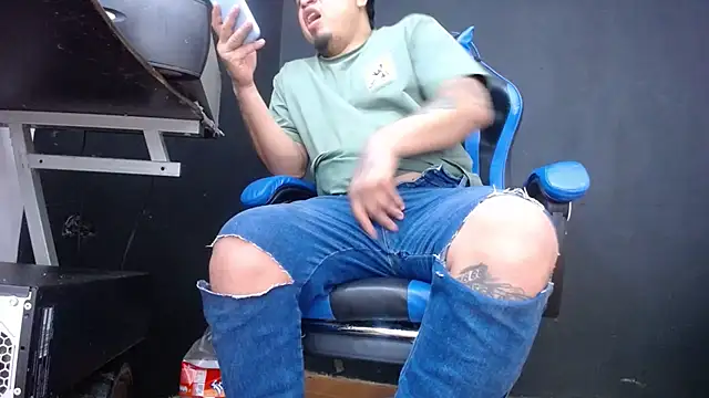 Snapshot of DickMasterfindom chatting on June 21, 10:56 pm DickMasterfindom online show from June 21, 10:56 pm