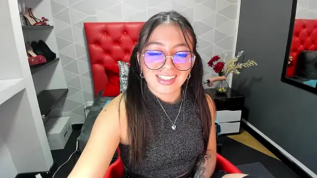 Snapshot of MiaWils_ chatting on February 14, 1:34 am MiaWils online show from February 14, 1:34 am