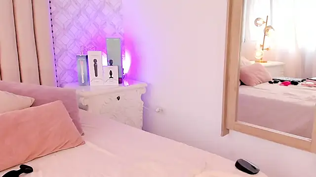 Charlotte  08 online show from February 7, 8:31 pm