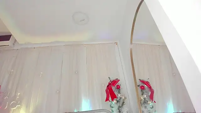 Snapshot of Petite_Lucie chatting on December 22, 9:53 pm Petite Lucie online show from December 22, 9:53 pm