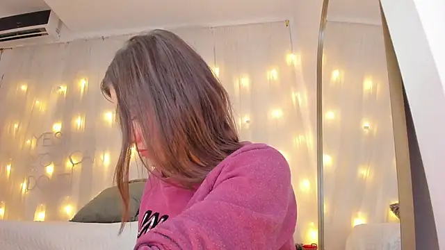 Snapshot of Petite_Lucie chatting on February 20, 6:57 pm Petite Lucie online show from February 20, 6:57 pm