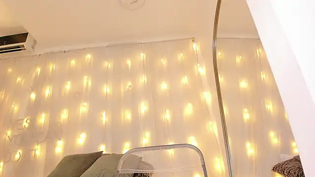 Snapshot of Petite_Lucie chatting on March 12, 10:07 pm Petite Lucie online show from March 12, 10:07 pm