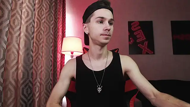 Joseph  Quinn online show from November 3, 7:31 am