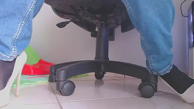 Snapshot of angeldevil193 chatting on February 20, 2:13 pm angeldevil193 online show from February 20, 2:13 pm