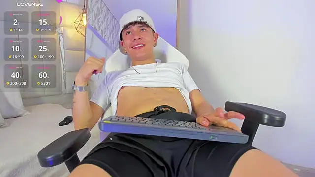 Snapshot of 1m_Joel chatting on October 13, 4:01 am 1m Joel online show from October 13, 4:01 am